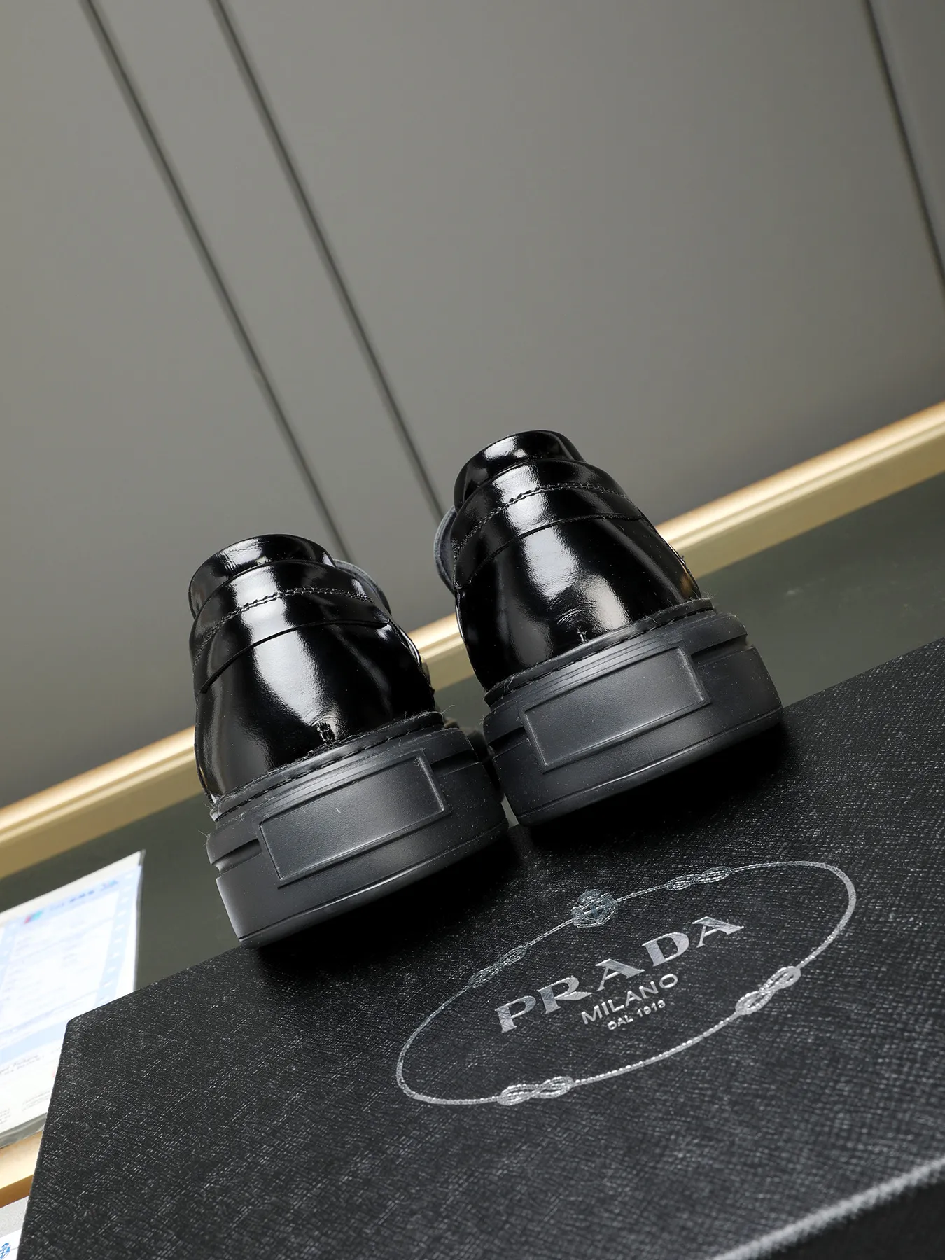 Men's Men's Shoes 💰500 Prada/Prada Men's new casual shoes, this upper is made of imported calfskin + sheep lining! The outsole is made of non-slip foam outsole, which feels good on your feet and is a fashionable and stylish item!  Size: 38-44 (45 customized)